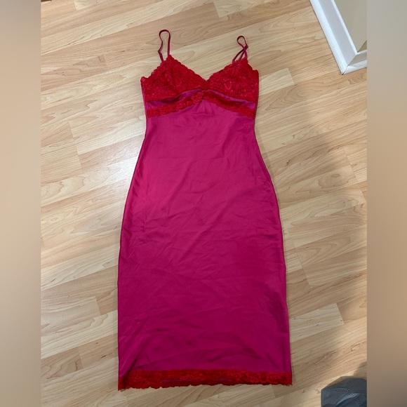 Satin slip dress with lace - Picture 2 of 3